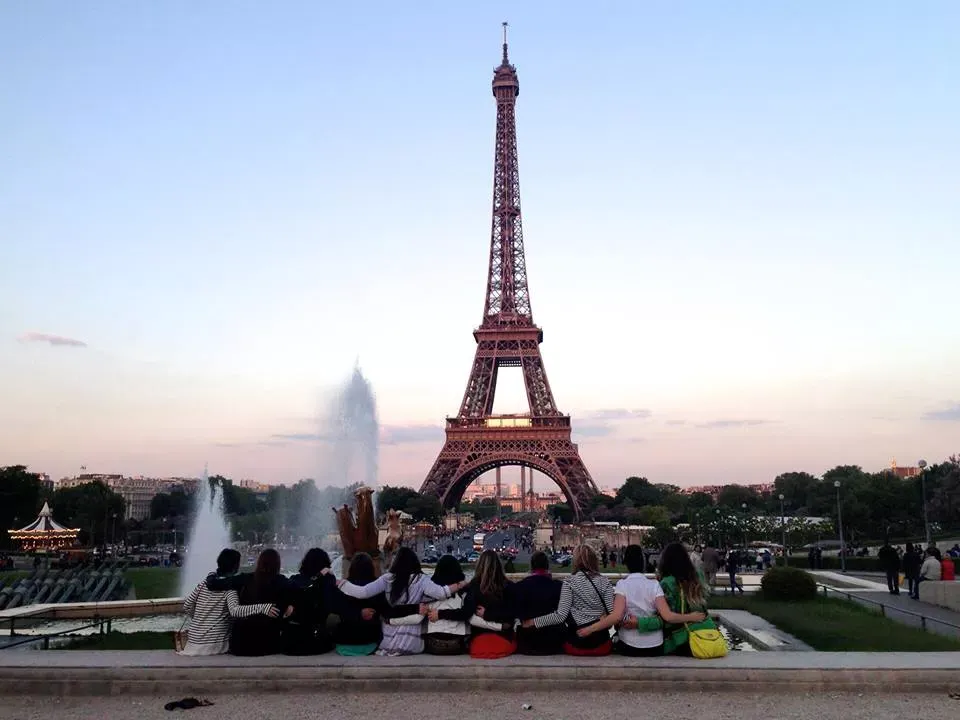 Students in front of the Eiffel Tower